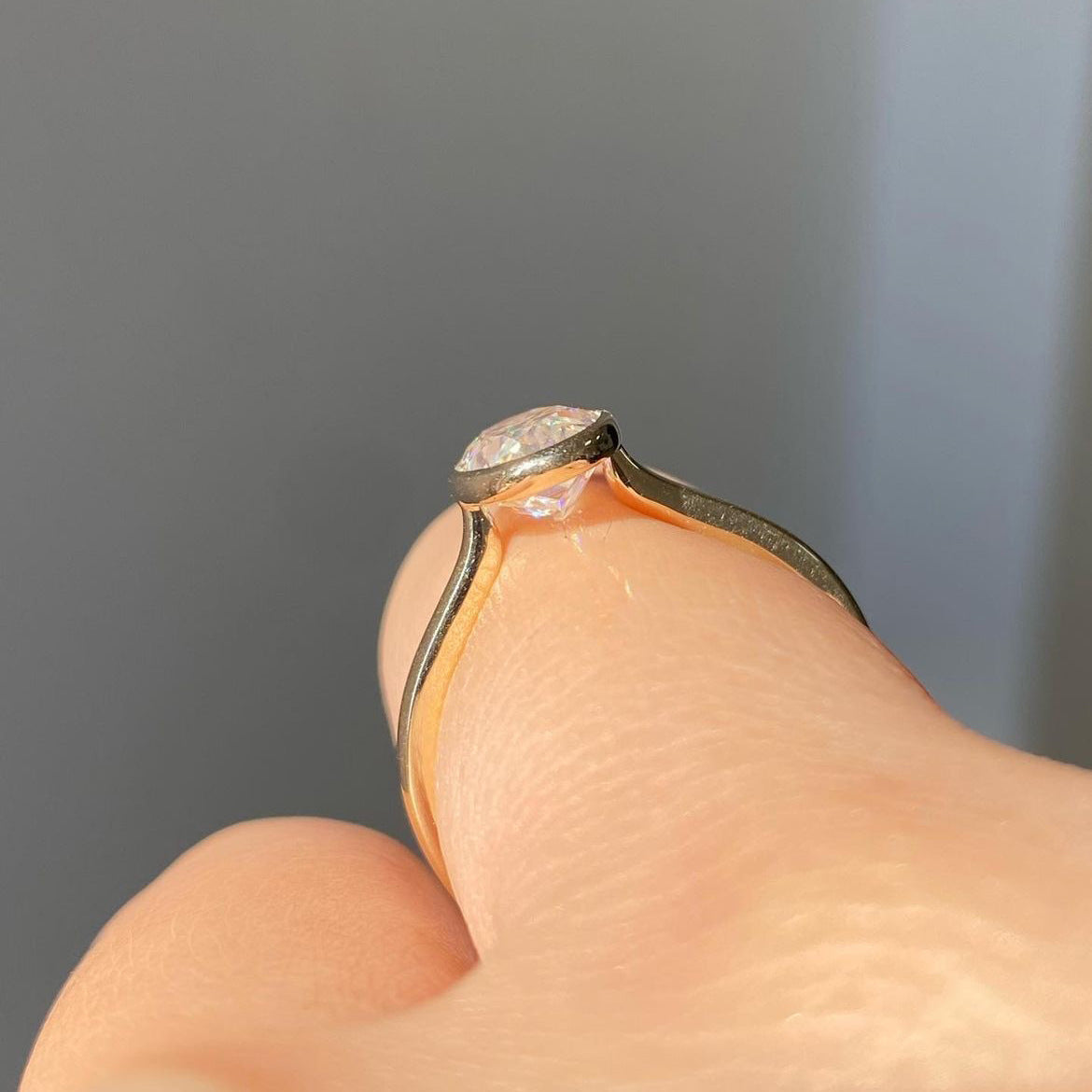 Geometric Inlaid Oval Zircon Ring