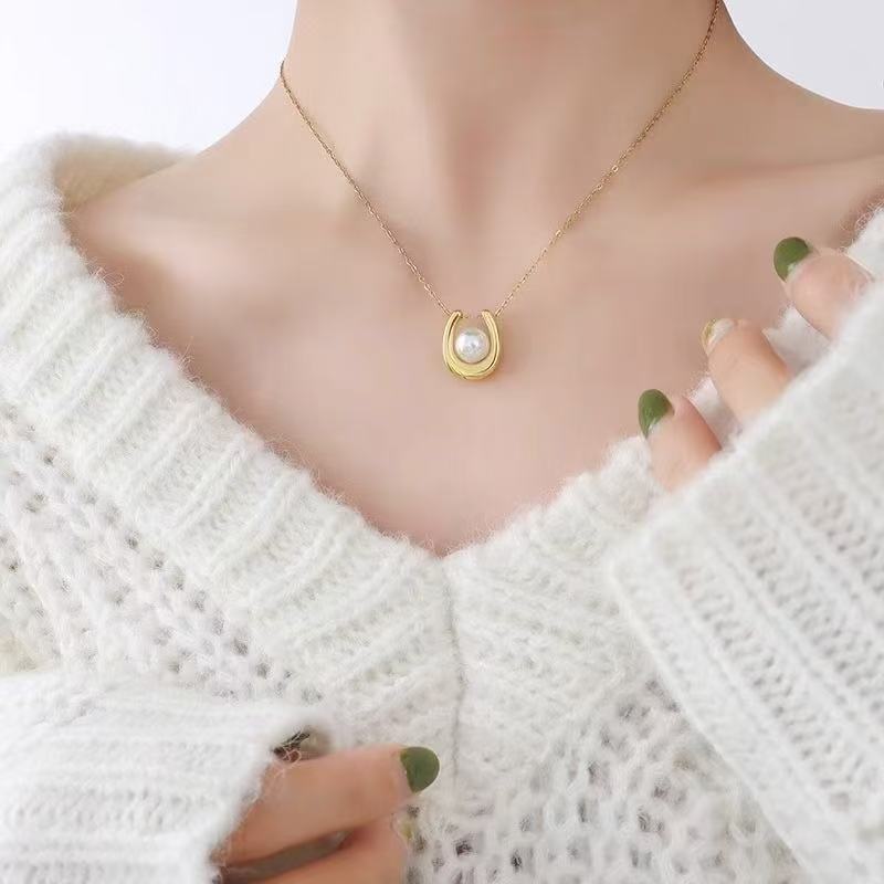 Horseshoe Pearl Necklace